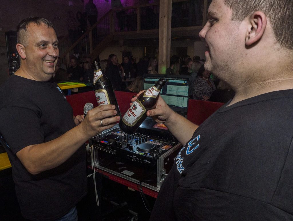 DJ-Pult mit Beleuchtung bei einer Veranstaltung, bereit zum Auflegen.