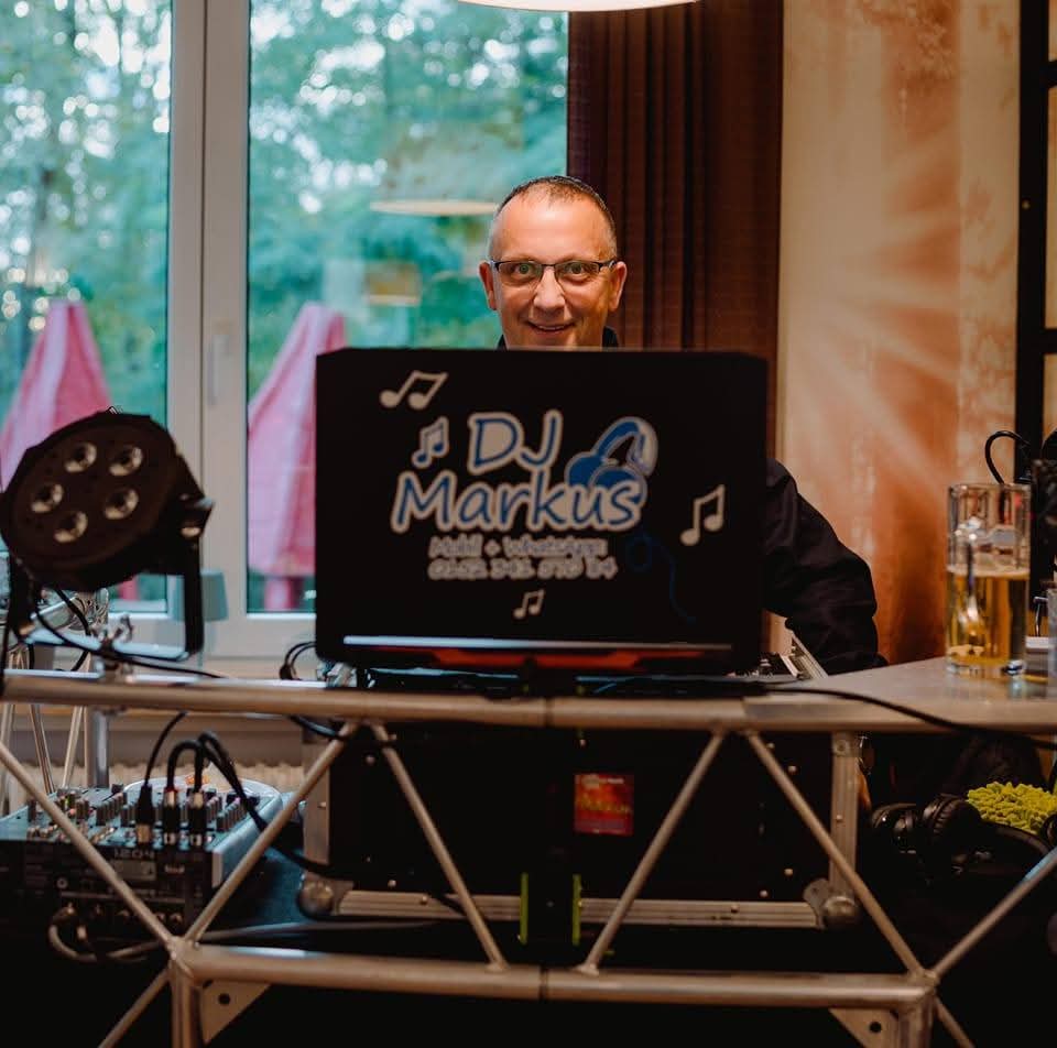 Nahaufnahme des DJ-Pults und der Musik-Software während eines Events.